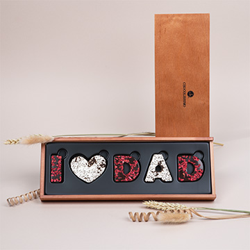 deserowy napis i love dad w drewnianej szkatułce