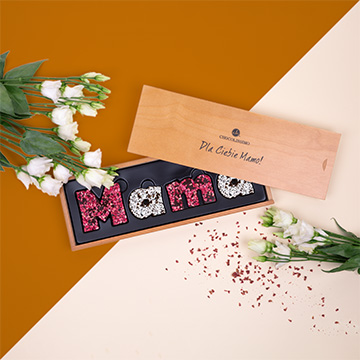 Czekoladowy napis Mama wykonany z belgijskiej czekolady 