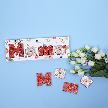 Czekoladowy napis Mama wykonany z belgijskiej czekolady ruby