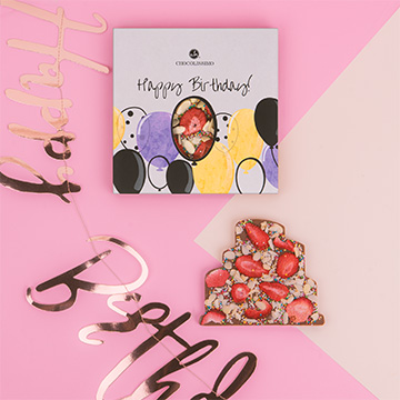 tort urodzinowy w postaci tafli czekolady z truskawkami i migdałami