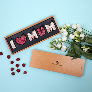 Czekoladowy napis Mama wykonany z belgijskiej czekolady ruby