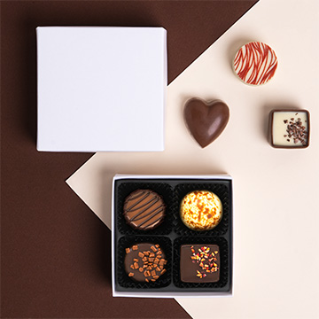 4 czekoladowe pralinki z belgijskiej czekolady w białym pudełeczku just white