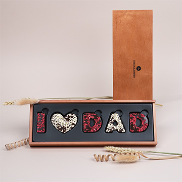 deserowy napis i love dad w drewnianej szkatułce