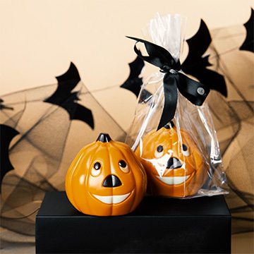 Czekoladowa dynia na halloween w ozdobnej folii prezentowej
