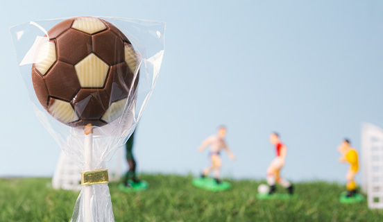 czekoladowy lizak piłka w ozdobnej folii prezentowej