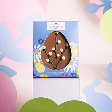 Płaska pisanka z czekolady z baziami na wielkanoc