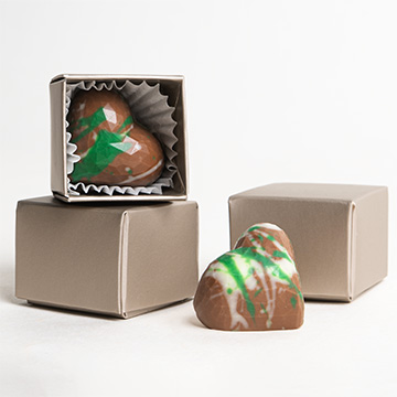 Pralinki w kształcie serca w ozdobnym szarym pudełeczku