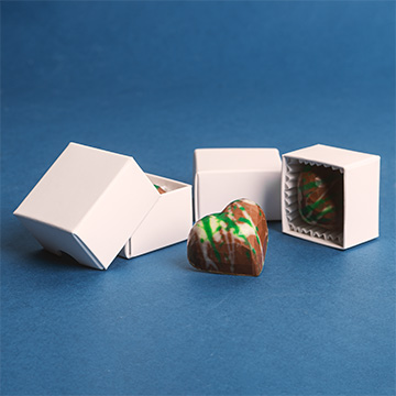 Pralinki w kształcie serca w ozdobnym białym pudełeczku