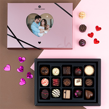 prezentowane w rekach czekoladki z wlasnym zdjeciem w ksztalcie serca