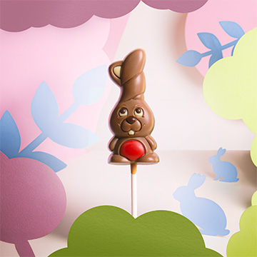 czerwony zajączek czekoladowy na Wielkanoc