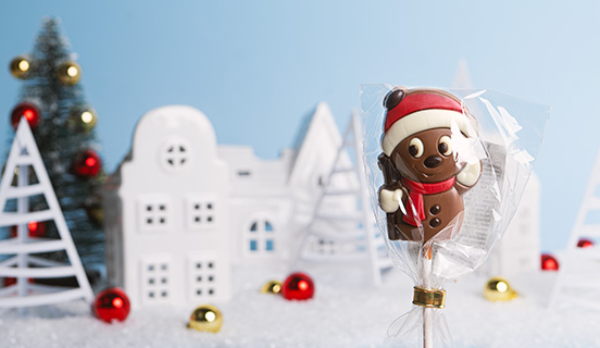 Czekoladowy lizak w kształcie bałwanka w ozdobnej folii prezentowej