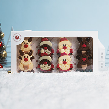 Prezentacja figurek z czekolady w świątecznej aranżacji