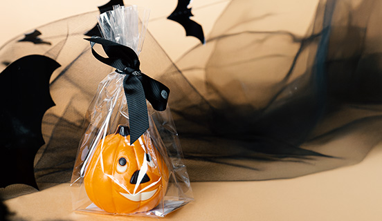 Czekoladowa dynia na halloween w ozdobnej folii prezentowej