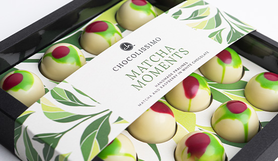 Ozdobnie zapakowane praliny z nadzieniem o smaku matchy i malin