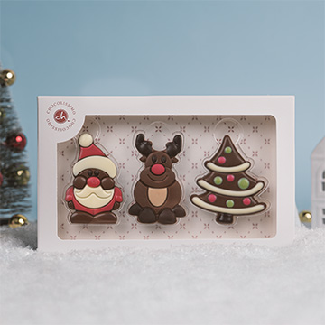 Zestaw czekoladowych figurek w świątecznej aranżacji