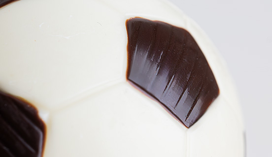 Zbliżenie na piłkę z białej belgijskiej czekolady