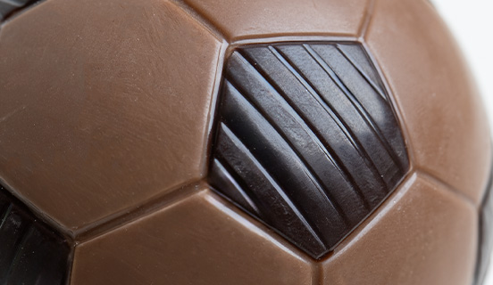 Zbliżenie na piłkę z mlecznej belgijskiej czekolady