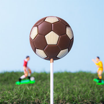 czekoladowy lizak w kształcie piłki