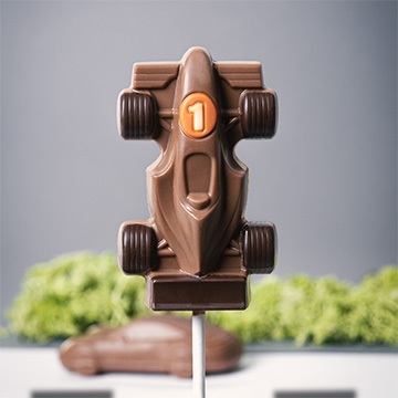 czekoladowy lizak w kształcie samochodzika z formuły 1