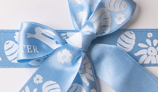 Ozdobna wstążka zestawu wielkanocnych pralin