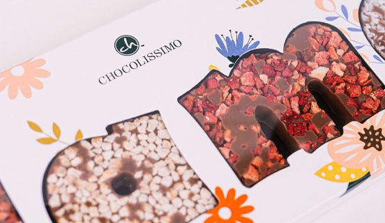 Ozdobne opakowanie czekoladowego napisu z dodatkami