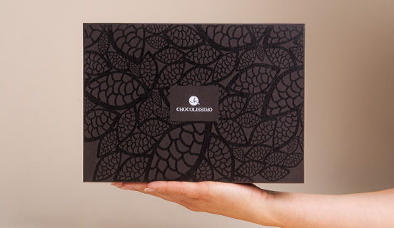 ozdobne pudełeczko czekoladowych słodkości z belgijskiej czekolady w ozdobnym pudełeczku