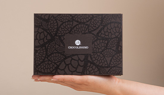 ozdobne pudełeczko czekoladowych słodkości z belgijskiej czekolady w ozdobnym pudełeczku