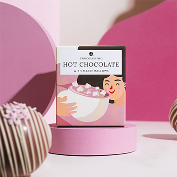 czekoladowa kula ruby z piankami obok opakowania