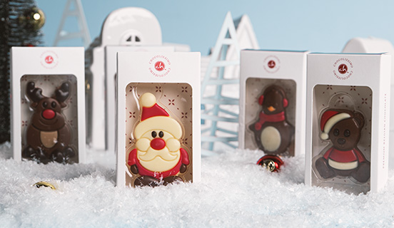 Ozdobnie zapakowane świąteczne figurki z czekolady