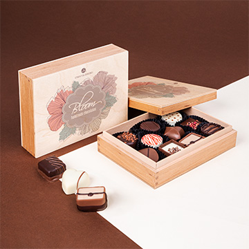 skrzyneczka czekoladowych pralin z grafiką kwiat&oacute;w