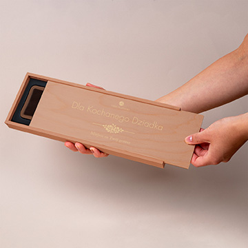 skrzyneczka z grawerem z czekoladowym napisem dziadek