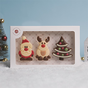 Zestaw czekoladowych figurek w świątecznej aranżacji