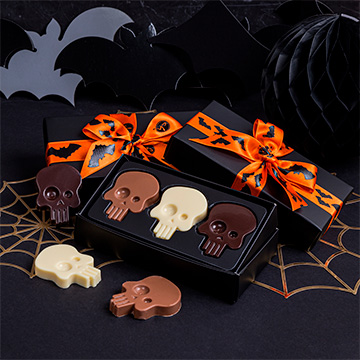 Trzy czekoladowe czaszki na Halloween w ozdobnej aranżacji