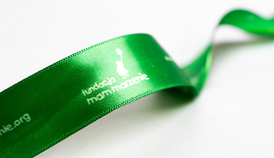 wstążka fundacji Mam Marzenie do czekoladowego lizaka z belgijskiej czekolady