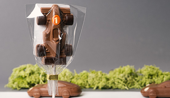 czekoladowy lizak wyścigówka formuły 1 w ozdobnej folii prezentowej