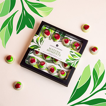 16 ręcznie wykonanych pralin z nadzieniem o smaku malin z matchą