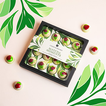 16 ręcznie wykonanych pralin z nadzieniem o smaku malin z matchą