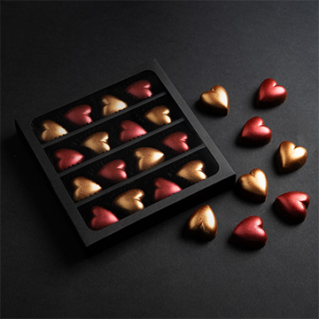 zestaw 16 pralin w kształcie serca z nadzieniem karmelowym