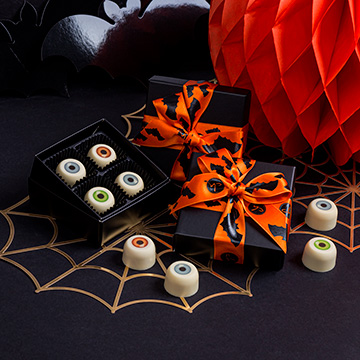 Pralinki w kształcie oczu na halloween w ozdobnym pudełeczku