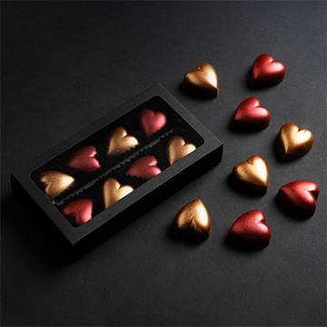 zestaw 8 pralin w kształcie serca z nadzieniem karmelowym