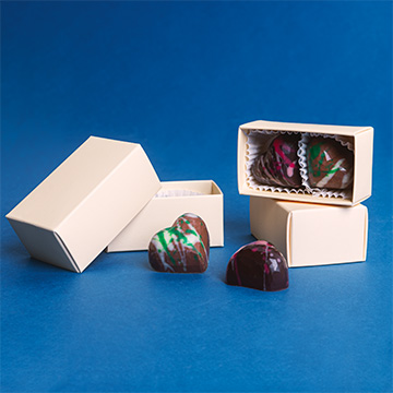 zestaw dwóch pralin z nadzieniem pistacjowym i malinowym w kształcie serc