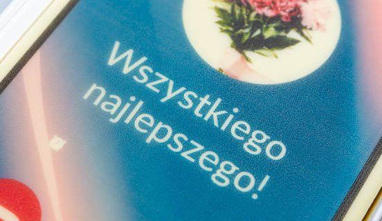 Ekran smartphona z belgijskiej czekolady z życzeniami imieninowymi