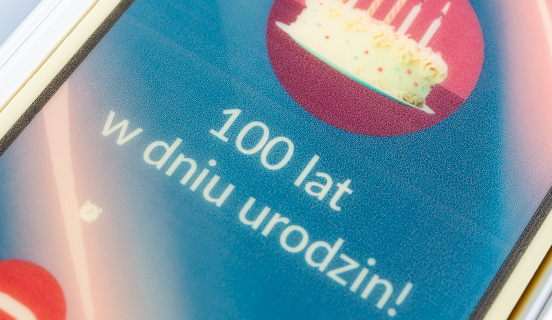 Ekran smartphona z belgijskiej czekolady z życzeniami urodzinowymi