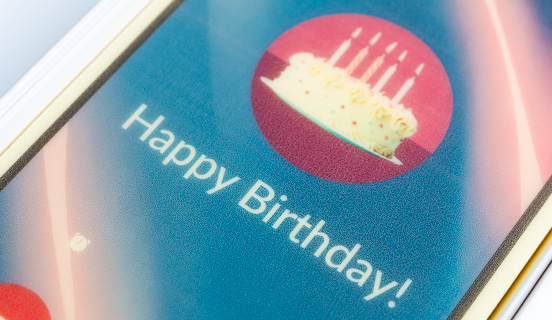 Ekran smartphona z belgijskiej czekolady z życzeniami urodzinowymi