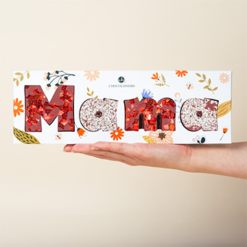 Czekoladowy napis Mama wykonany z belgijskiej czekolady ruby prezentowanej w dloniach