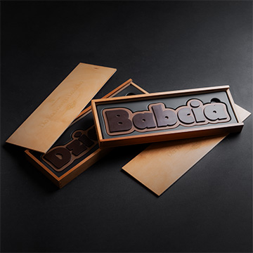 Napis babcia i dziadek z belgijskiej czekolady w skrzyneczce