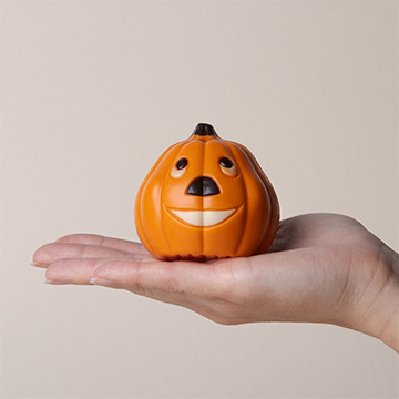 Czekoladowa dynia na halloween prezentowana na dłoni