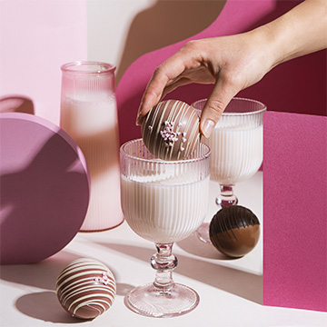 czekoladowa kula ruby z piankami widoczna od góry