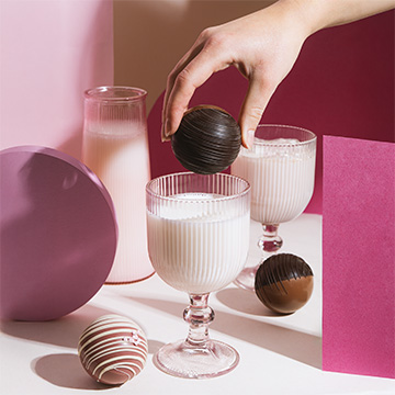 czekoladowa kula z piankami widoczna od góry