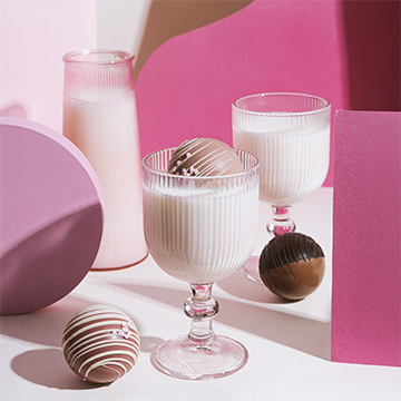 zestaw czekoladowych kul z piankami w milosnym motywie na prezent